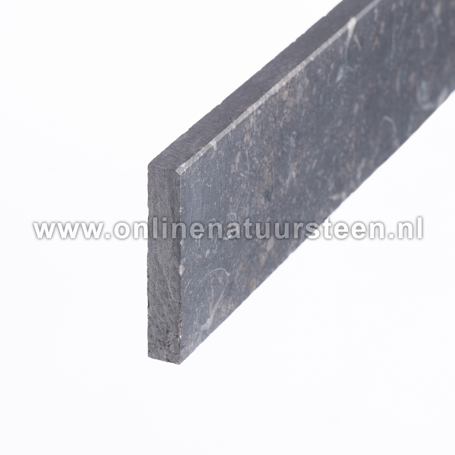 Belgisch hardsteen plinten 5cm hoog 1,5cm dik (Gezoet)
